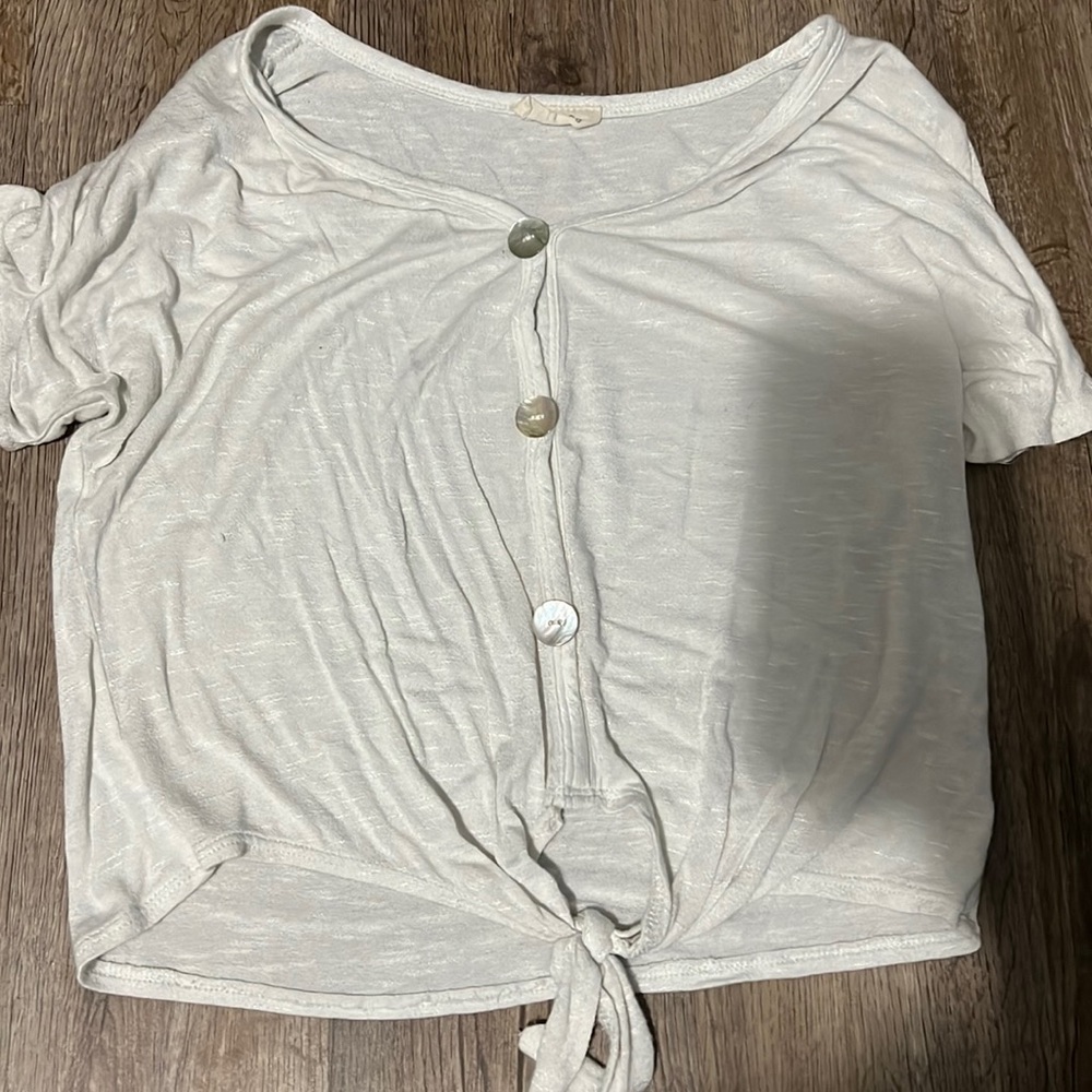 White short sleeved buttoned crop top
